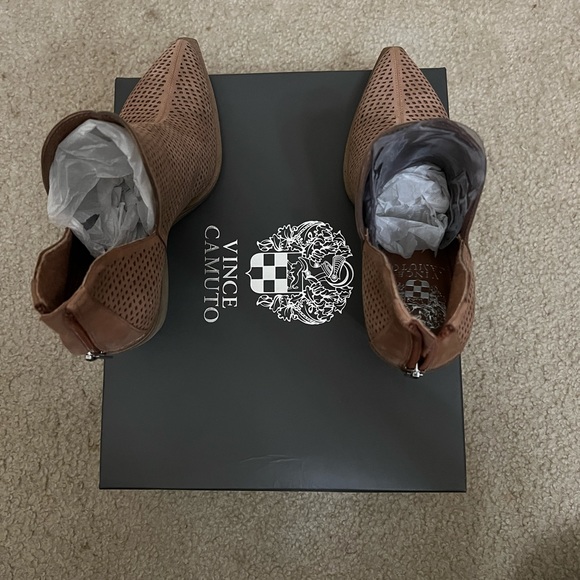 Size 7 light brown Vince Camuto booties - Picture 4 of 4